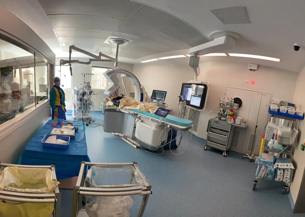 Vue panoramique d'une salle d'angiographie du service